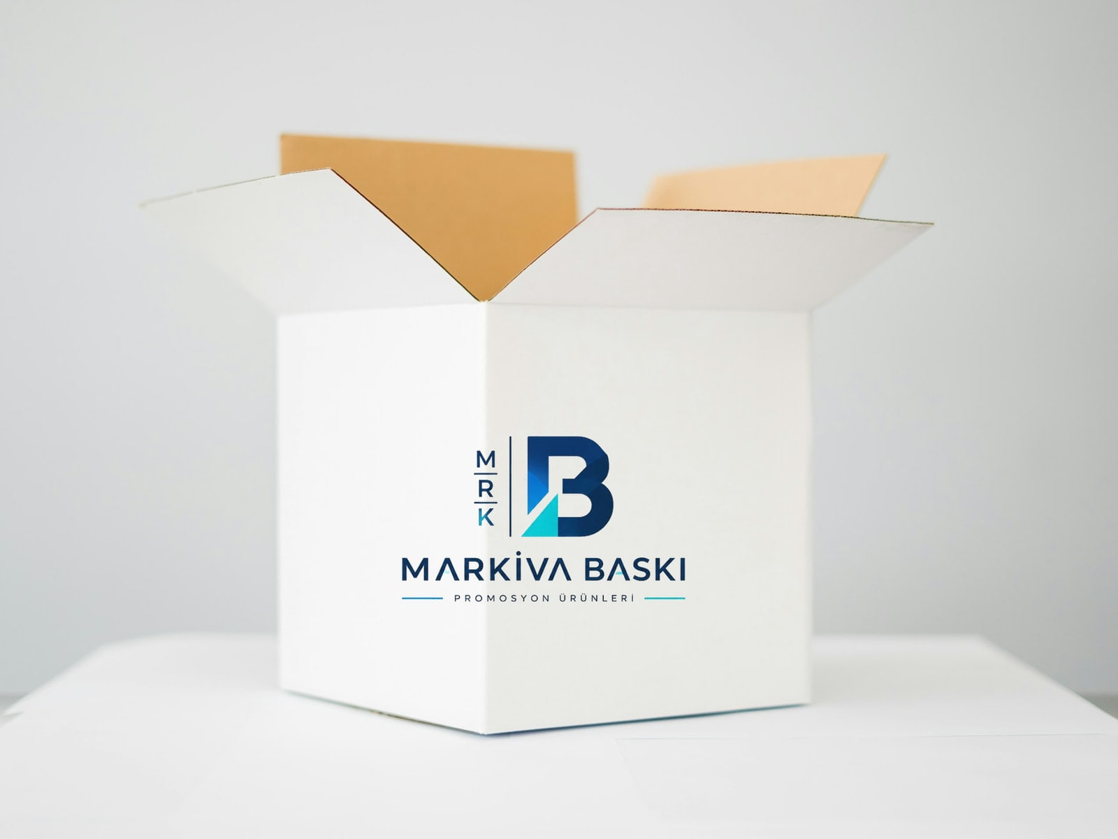 Ön yüzüne logo basılmış beyaz karton kutu
