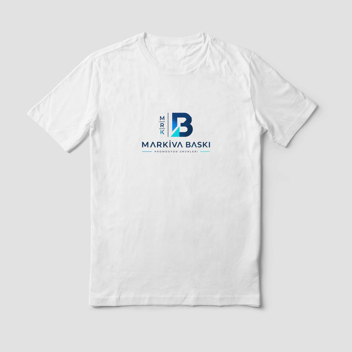 Göğsüne logo basılmış beyaz tişört